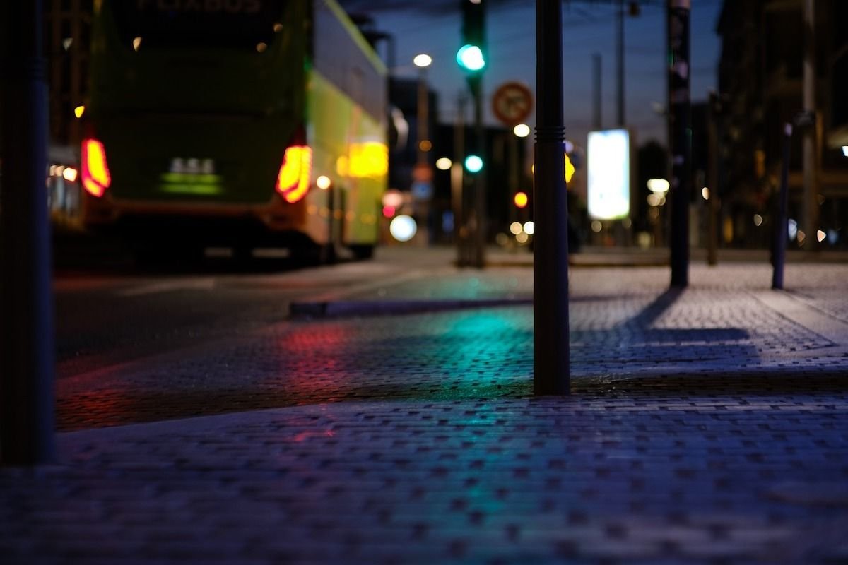 Panica totala, intr-un autobuz: Un adolescent a spart geamurile si a atacat o femeie Panica totala, intr-un autobuz: Un adolescent a spart geamurile si a atacat o femeie