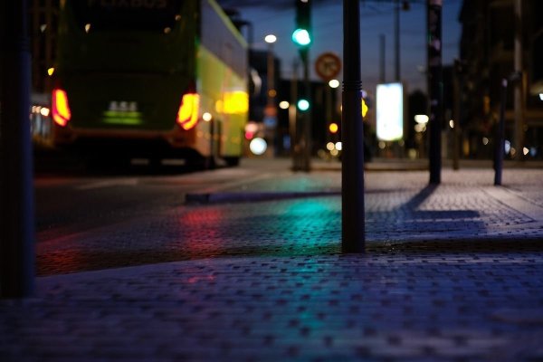 Panică totală, într-un autobuz: Un adolescent a spart geamurile și a atacat o femeie