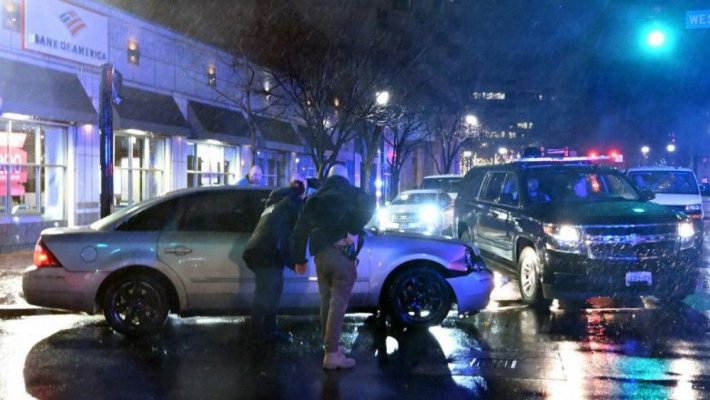 Alertă de securitate după un accident în care a fost implicată o mașină din convoiul lui Biden. Video
