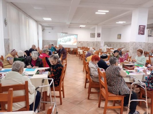 Bunicii de la Căminul pentru Persoane Vârstnice au retrăit bucuria de a realiza decorațiuni de Crăciun