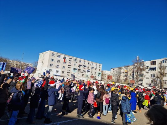 Secret Santa Multicultural la Constanța: 500 de copii, ucraineni și români au schimbat cadouri în curtea școlii 40 ”Aurel Vlaicu”! Video