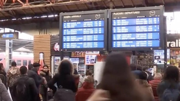 Haos pe calea ferată de sărbători. Românii, blocați în trenuri sau în gări înainte de Crăciun