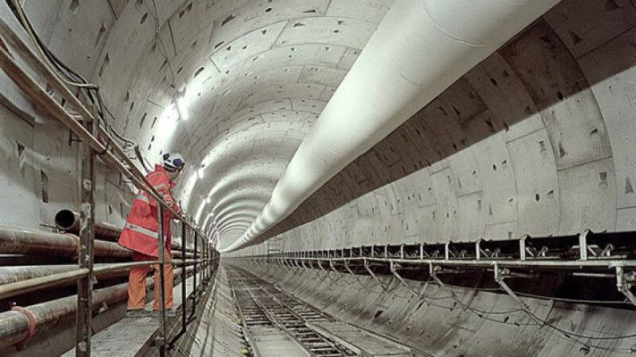 O grevă surpriză a angajaţilor francezi a blocat tunelul de sub Canalul Mânecii
