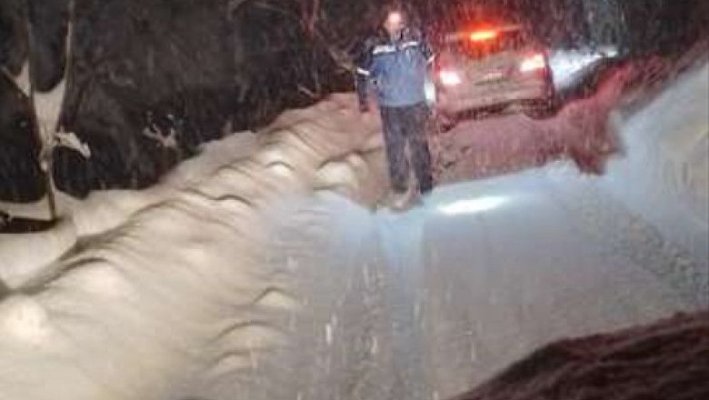 Jandarmii montani au salvat doi adulți și patru copii, blocați cu mașina în zona Cheile Ordâncuşei