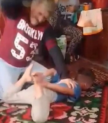 Copil de doi ani, bătut de părinți cu pumnii și cablul de la prelungitor apoi încuiat în geamantan
