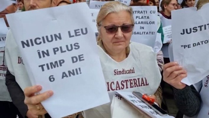 Peste o mie de grefieri protestează la instanța supremă