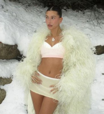 Hailey Bieber, prin zăpadă într-o fustă extrem de scurtă!