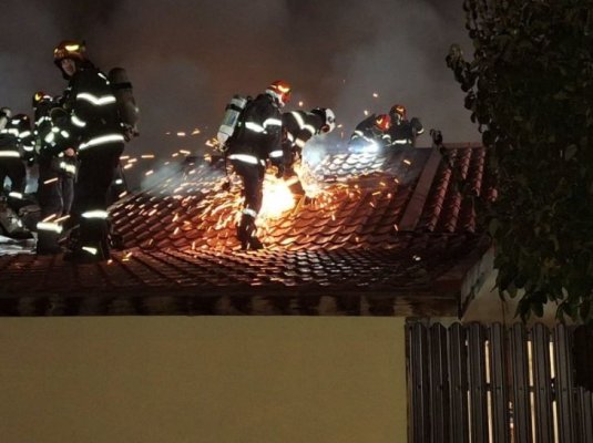 Patru case, cuprinse de flăcări, în București. În poduri sunt depozitate materiale combustibile