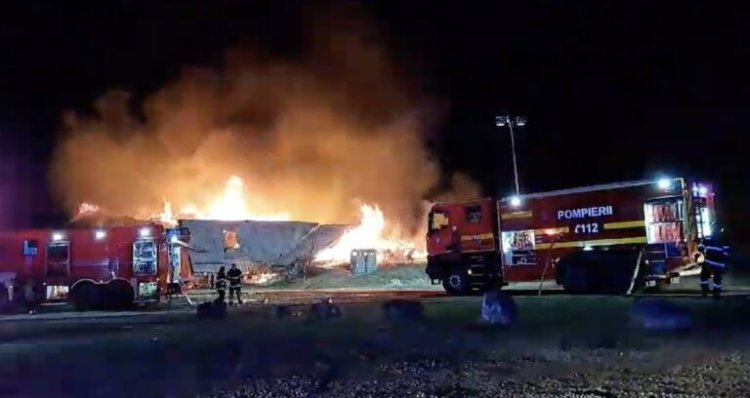 Plan Roşu, activat: Incendiu devastator la o fermă din Prahova. Cinci persoane, inclusiv un copil, găsite carbonizate