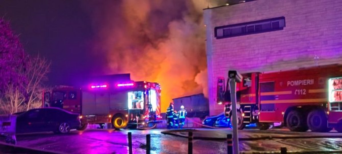 Incendiu de proportii la un mall din Cluj-Napoca. Oamenii au fost evacuati de urgenta. Video