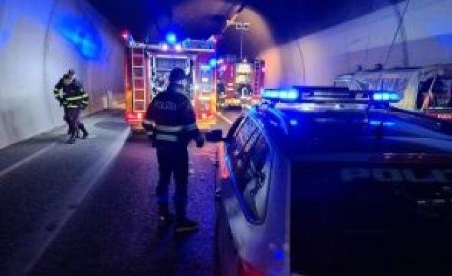 O ambulanță a intrat într-un autobuz plin de copii: oamenii au ars de vii! Video