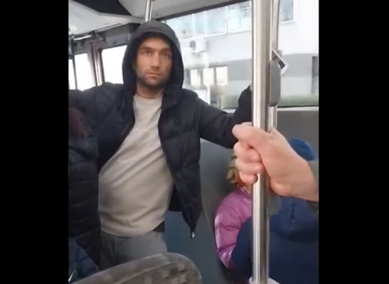 Un tânăr s-a masturbat în autobuz, de față cu călătorii. Video