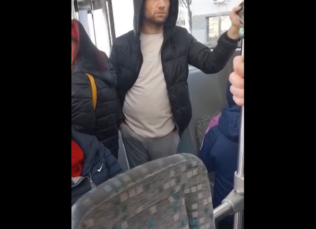 Un tanar s-a masturbat in autobuz, de fata cu calatorii. Video
