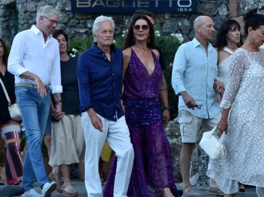 Imagini rare cu Michael Douglas, Catherine Zeta-Jones și fiul lor. Ei se află în India, la dorința actorului