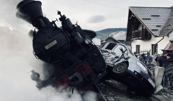 Locomotiva Mocăniței a deraiat și a rămas suspendată pe o parte după un accident