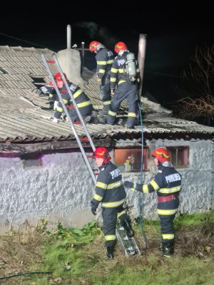 Incendiu la acoperișul unei case, în Ovidiu
