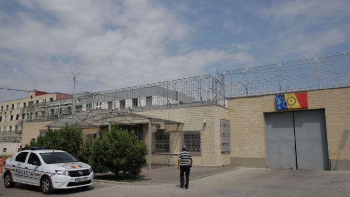 Percheziţii la penitenciarele Rahova şi Giurgiu; rudele deţinuţilor aruncau droguri peste gard