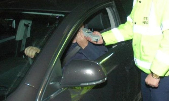 Un bărbat mort de beat și fără permis s-a urcat la volan și a lovit o mașină parcată, pe aleea Lotus