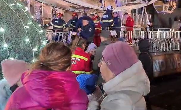Zeci de persoane blocate la inaltime, dupa ce roata de la Targul de Craciun s-a defectat. Video
