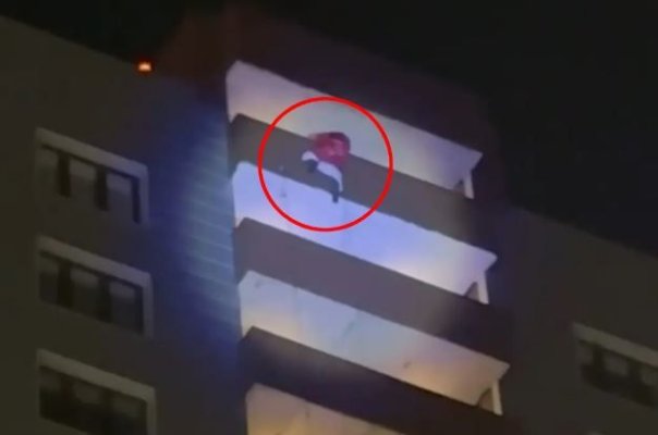 Costumat în Moş Crăciun, un tânăr a căzut de la etajul 24 al unei clădiri, în fața soției și a copilului. Video