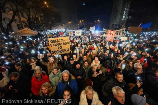 Mii de persoane au protestat în Slovacia împotriva planului guvernului Fico de a dizolva biroul special anticorupţie