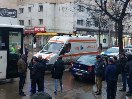 Şoferul unui autobuz a murit la volan. Autovehiculul a fost oprit de pasagerii panicați