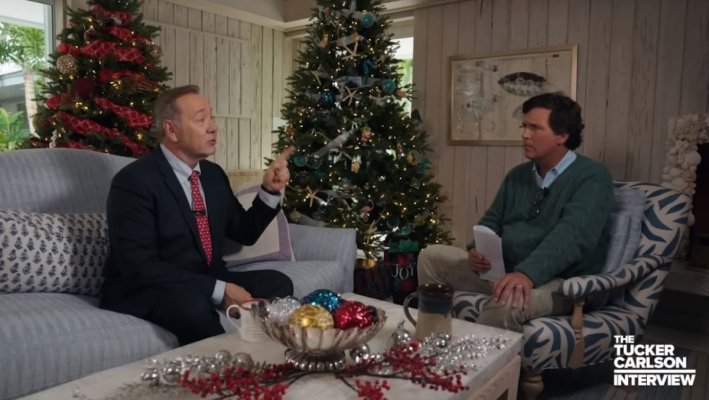 A fost lansat cel mai bizar videoclip: Kevin Spacey și Tucker Carlson au fost în rolurile principale