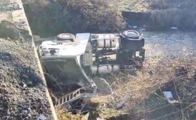 Tragedie în ziua de Crăciun: Un bărbat a murit după ce a căzut cu un cap tractor de pe un pod 