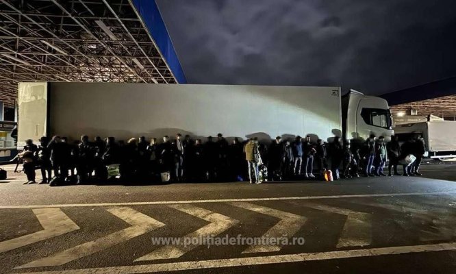 38 de cetăţeni străini, depistați într-un TIR cu textile la P.T.F. Nădlac II