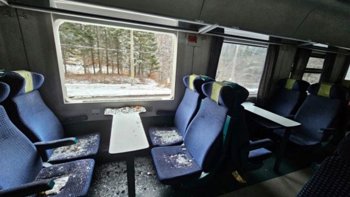 Trei femei au fost rănite într-un tren: le-au sărit cioburi în ochi 