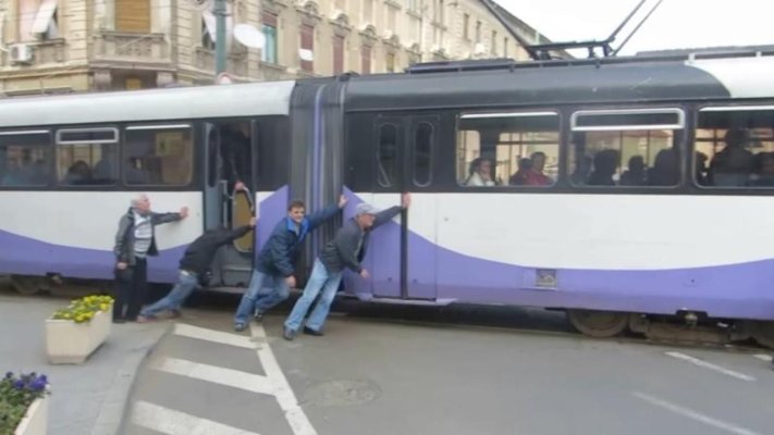 Tramvai împins de călători după ce s-a oprit în mijlocul unei intersecții 