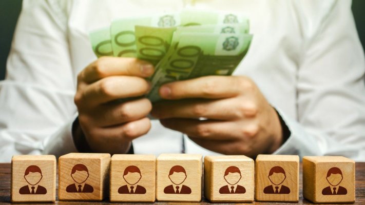 Prime uriaşe de Crăciun pentru salariaţii de la Aeroporturi Bucureşti 