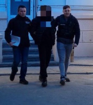 Doi bărbați, reținuți după ce au tâlhărit un minor, în parc