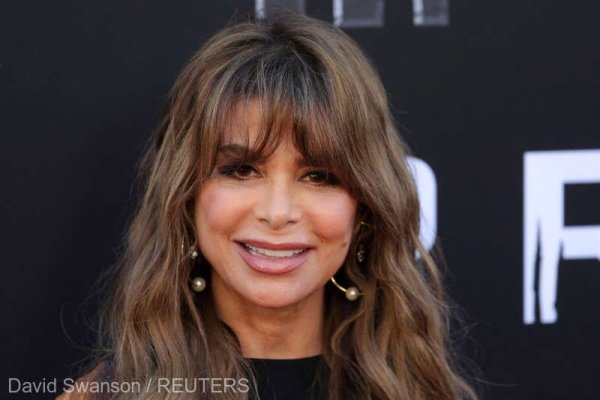 Paula Abdul îl acuză pe Nigel Lythgoe, producător al emisiunii ''American Idol'', de agresiune sexuală