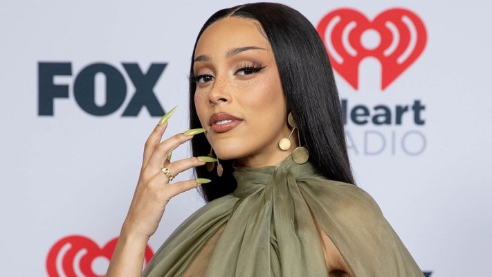 Doja Cat, cu fundul la vedere pe stradă! Fustița mini n-a acoperit mare lucru