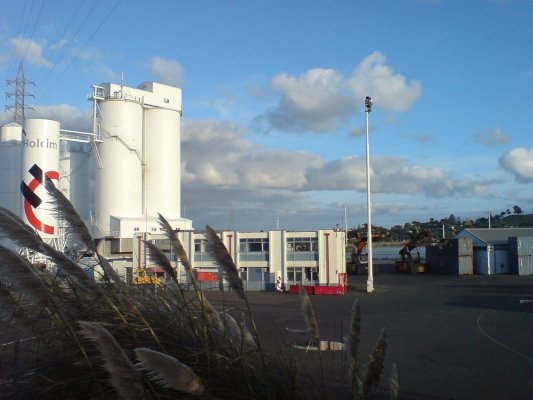 Holcim transformă silozurile fabricii din Câmpulung într-un mural care purifică aerul. Efectul se datorează vopselei folosite