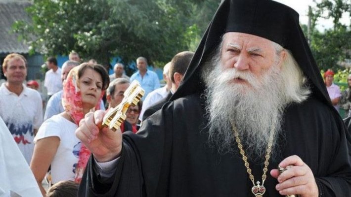 ÎPS Calinic, Arhiepiscopul Sucevei şi Rădăuţilor, a fost dus de urgență la spital
