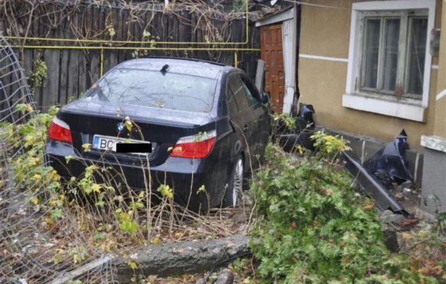 Doi tineri s-au izbit cu BMW-ul de gardurile a două case, apoi au ascuns maşina într-o curte
