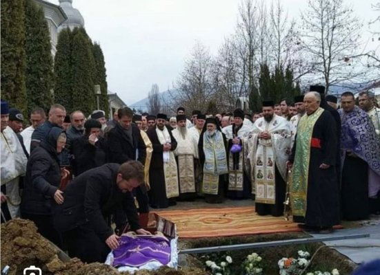 Preot obligat să plătească de 5.000 de lei, după ce a certat enoriașii la o înmormântare  