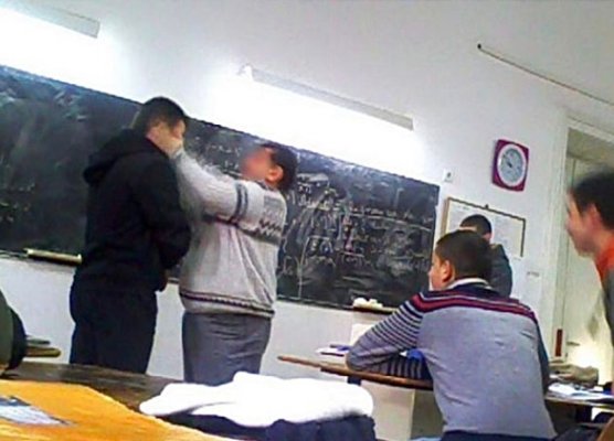 Un elev a ajuns la spital, după ce ar fi fost lovit de un profesor în timpul orei 