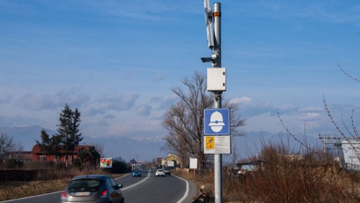 Un justițiar distruge camerele radar de pe șosele. Oamenii îl laudă pe rețelele sociale