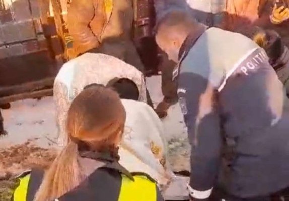  Preot cercetat penal, după ce s-a întins în faţa porţii cimitirului pentru a bloca o înmormântare