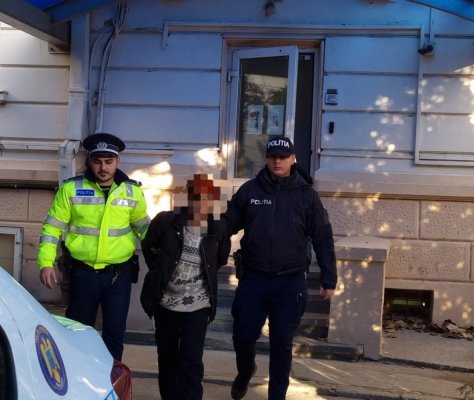 Un bătrân de 72 de ani, reținut de polițiști, după ce a fost prins că a condus fără permis