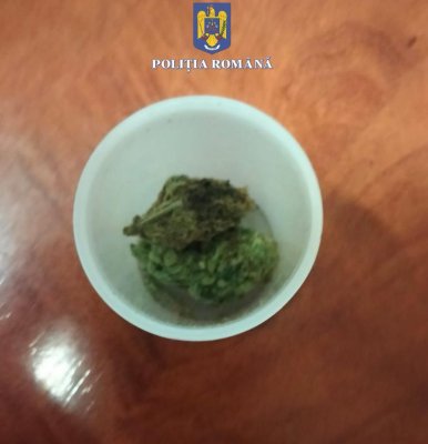 Tânăr de 22 de ani, depistat cu droguri asupra lui, pe strada Baba Novac