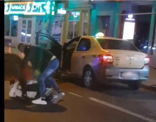 Taximetrist jefuit de un tânăr, sub ochii trecătorilor care nu intervin