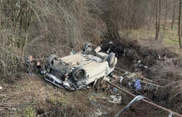Un mort şi doi răniţi, după ce un autoturism a derapat şi s-a răsturnat în afara carosabilului
