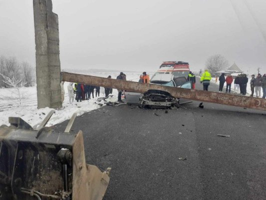 Limitatorul de înălțime din Olt care s-a prăbușit peste o mașină și a omorât o femeie a căzut și anul trecut