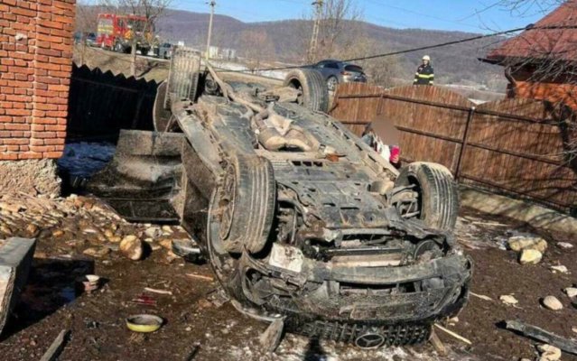 O mașină s-a răsturnat în curtea unei gospodării din Argeș