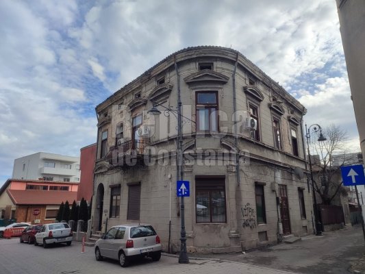 Mai multe clădiri ale fostei RAEDPP din Piața Ovidiu, lăsate în paragină. Video