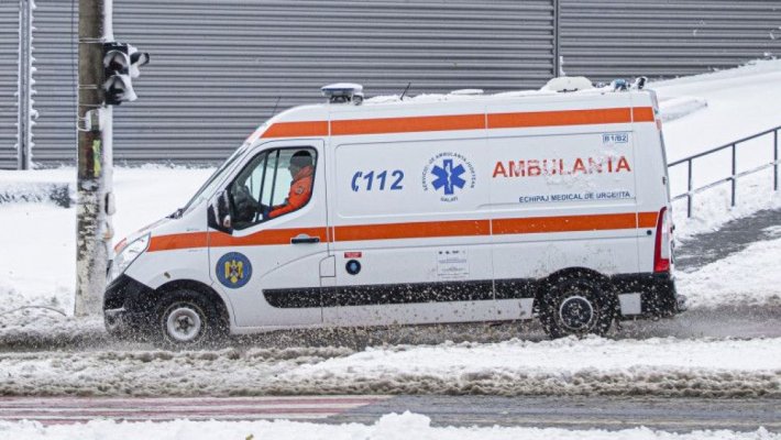 Plan roşu de intervenţie în judeţul Hunedoara, după ce un microbuz cu nouă persoane s-a răsturnat